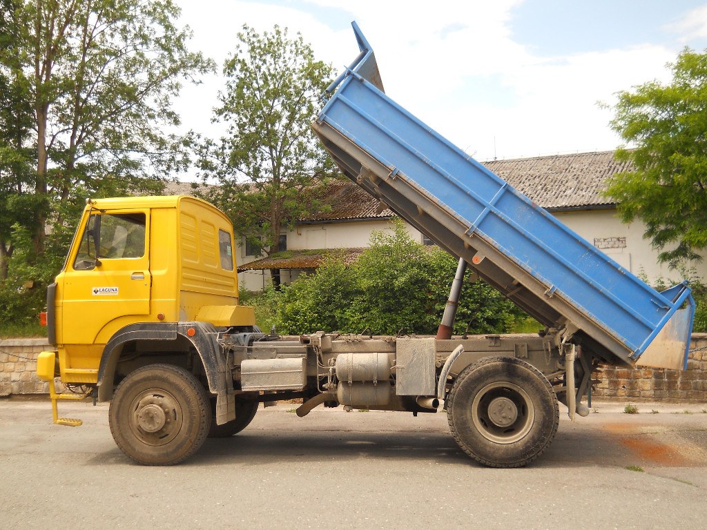 Nákladní automobil LIAZ 151 - třístranný sklápěč s nosností 8 tun